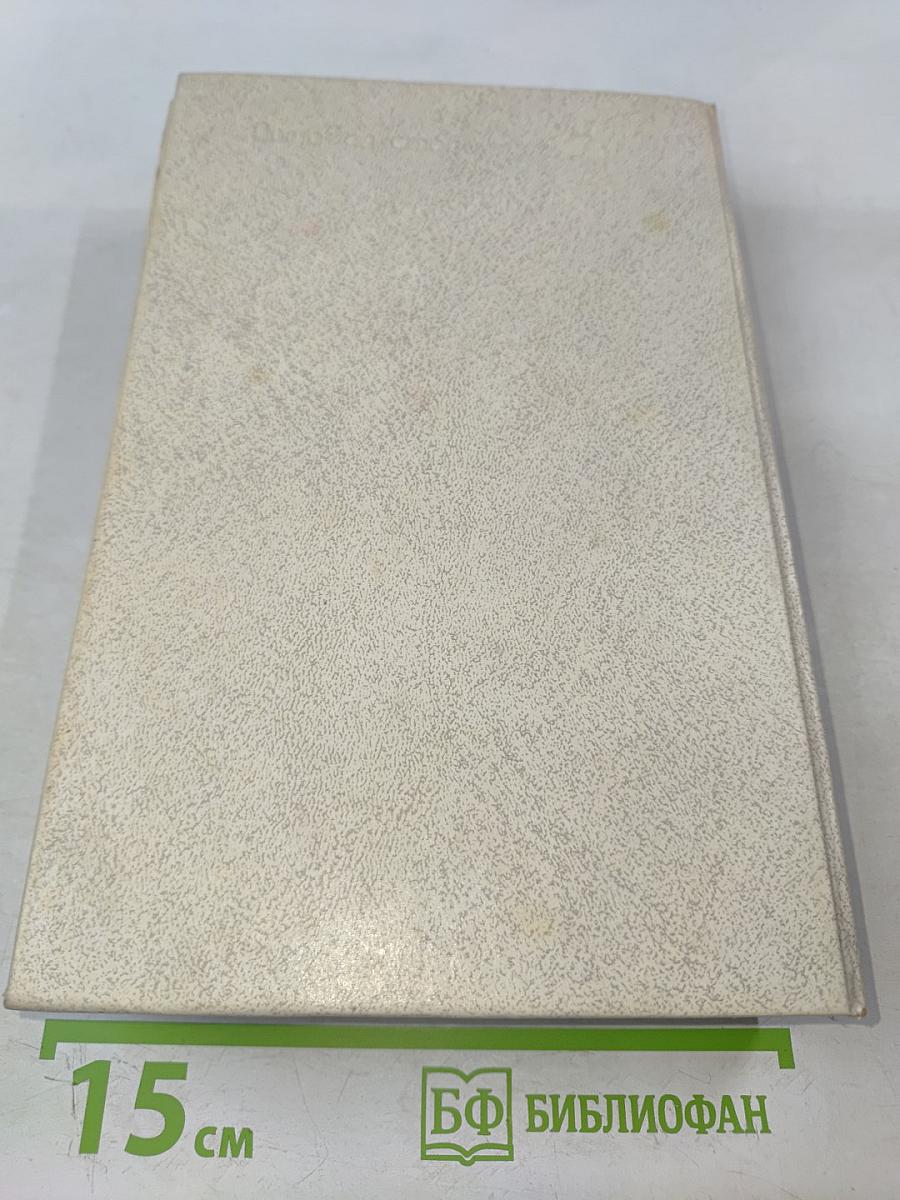 Дама в очках и с ружьем в автомобиле