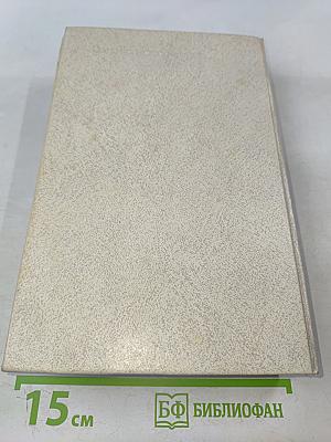 Дама в очках и с ружьем в автомобиле