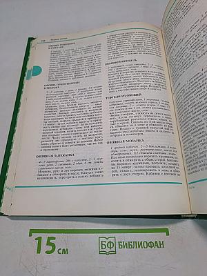 Блюда из овощей в лукошке зеленый стол