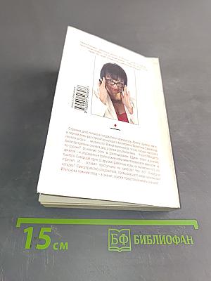 Белая кошка в светлой комнате