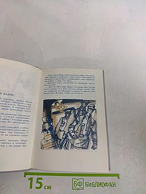 Девочка перед дверью