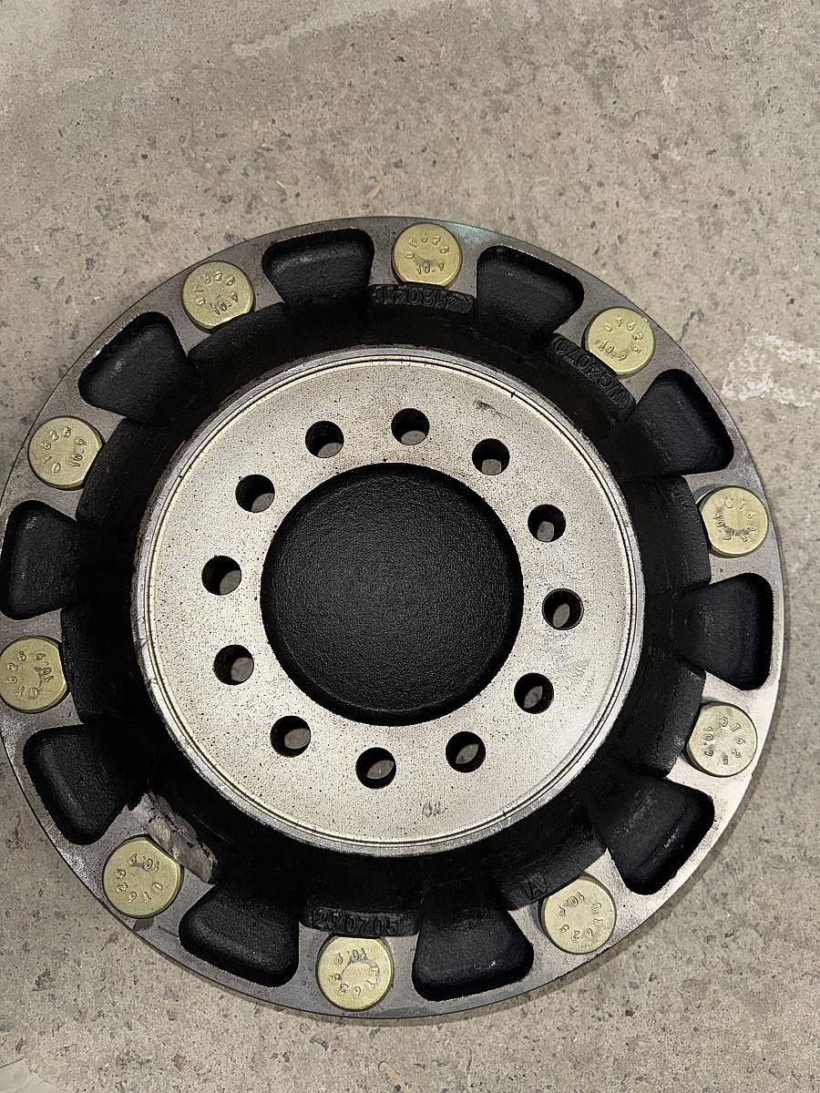 Фланец передней ступицы с колесными шпильками AZ4071418040 (аналог)