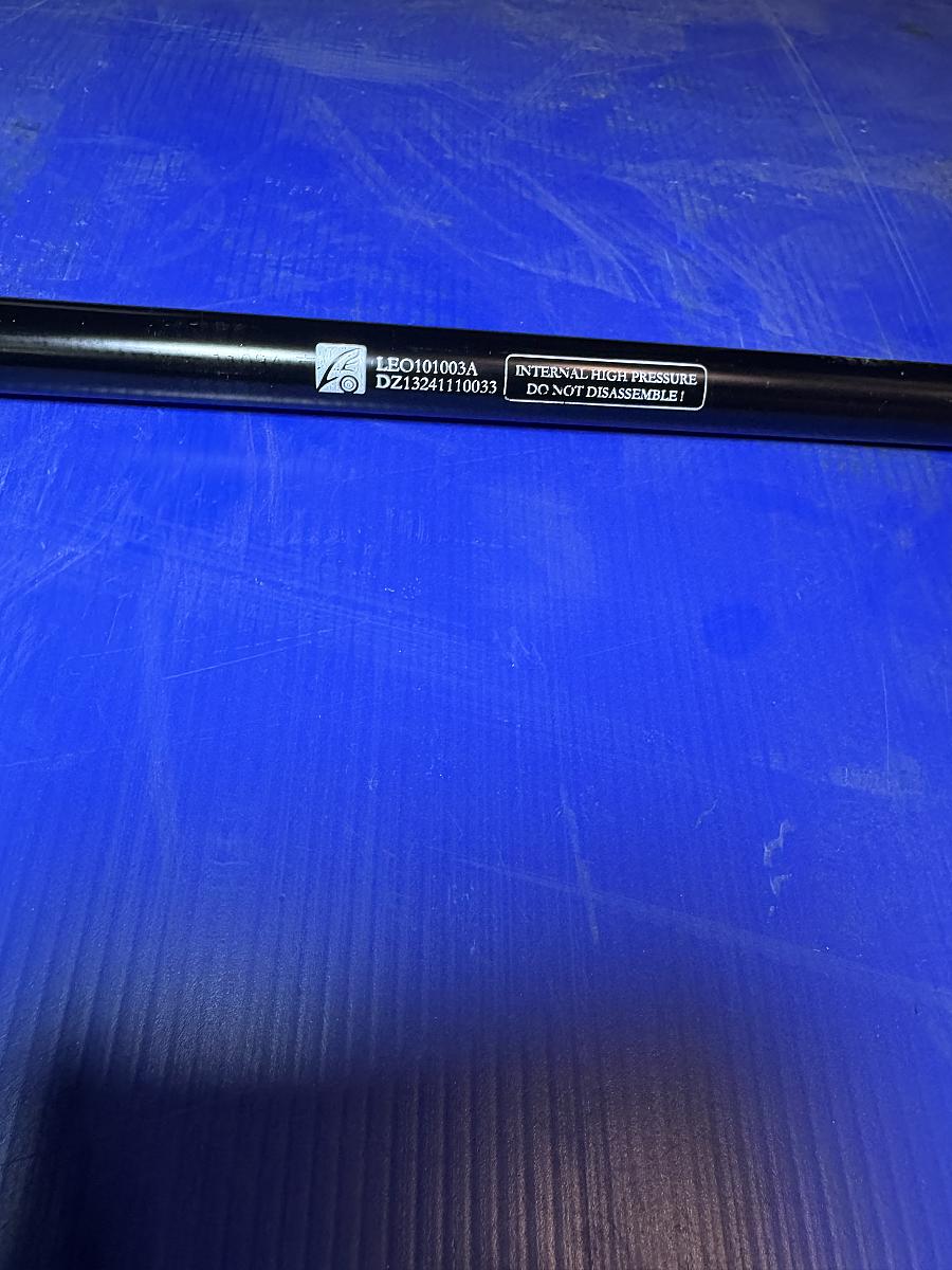 Амортизатор капота LEO101003A для SHACMAN F3000 (LEO Trade)