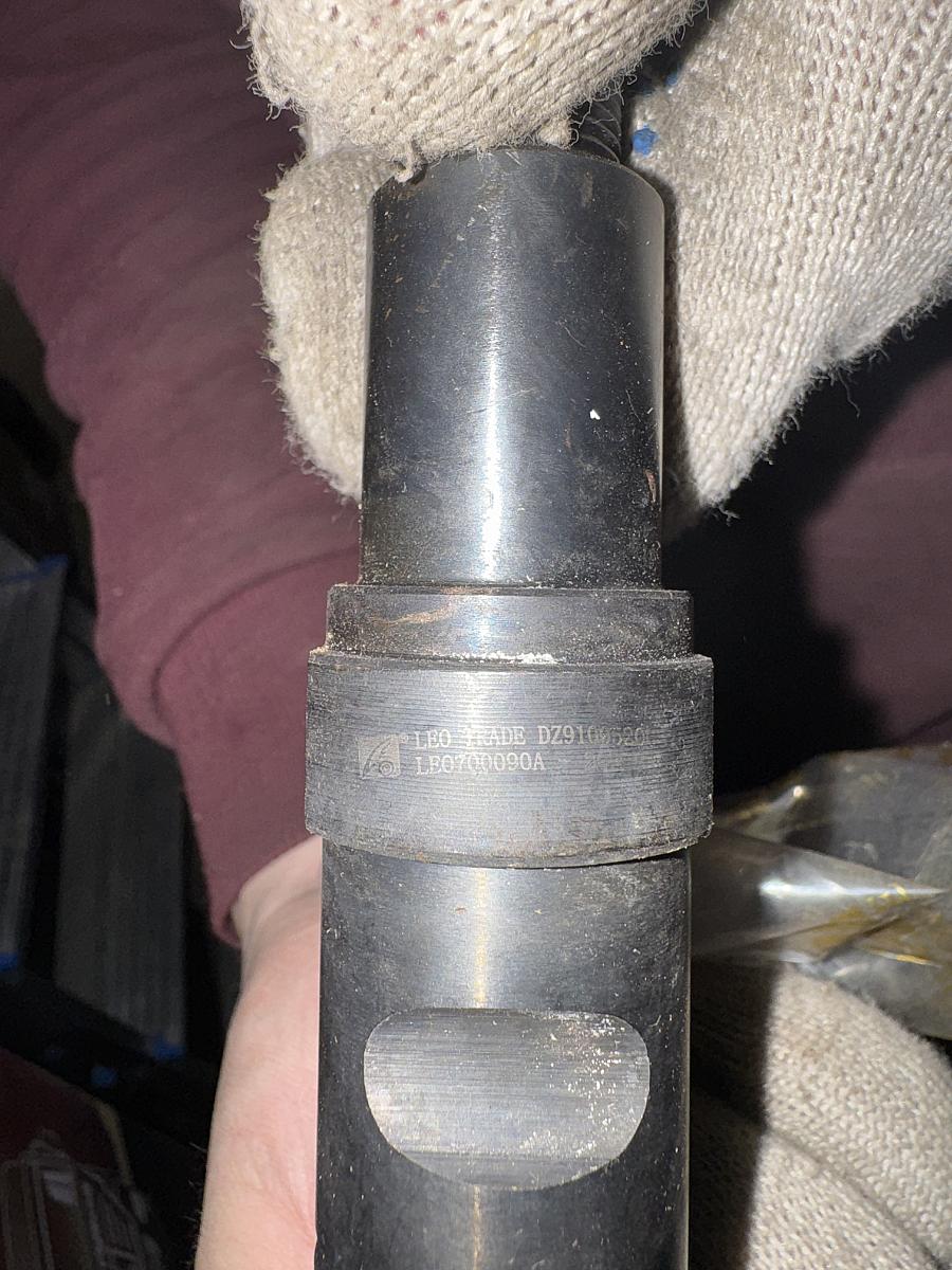 Палец рессоры под цилиндр подъема кабины L=215mm F2000 DZ9100520007 (аналог)