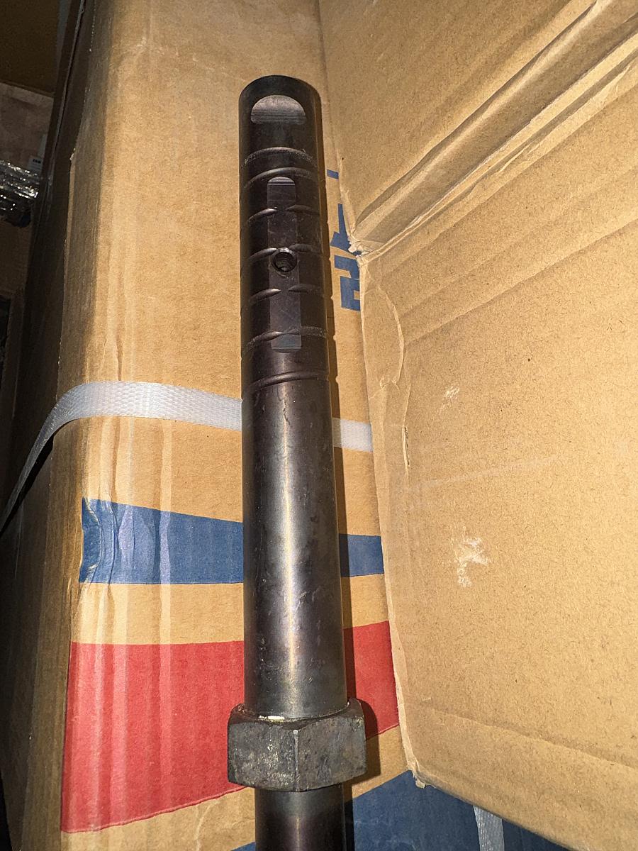 Палец передней рессоры под цилиндр подъема кабины Howo T5G, Sitrak C7H 712W41310-0100 (аналог)