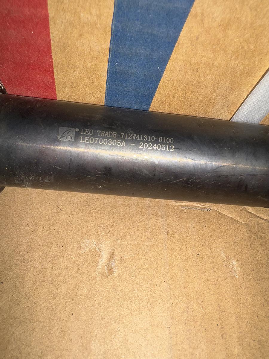 Палец рессоры под цилиндр подъема кабины Howo T5G, Sitrak C7H LEO700305A