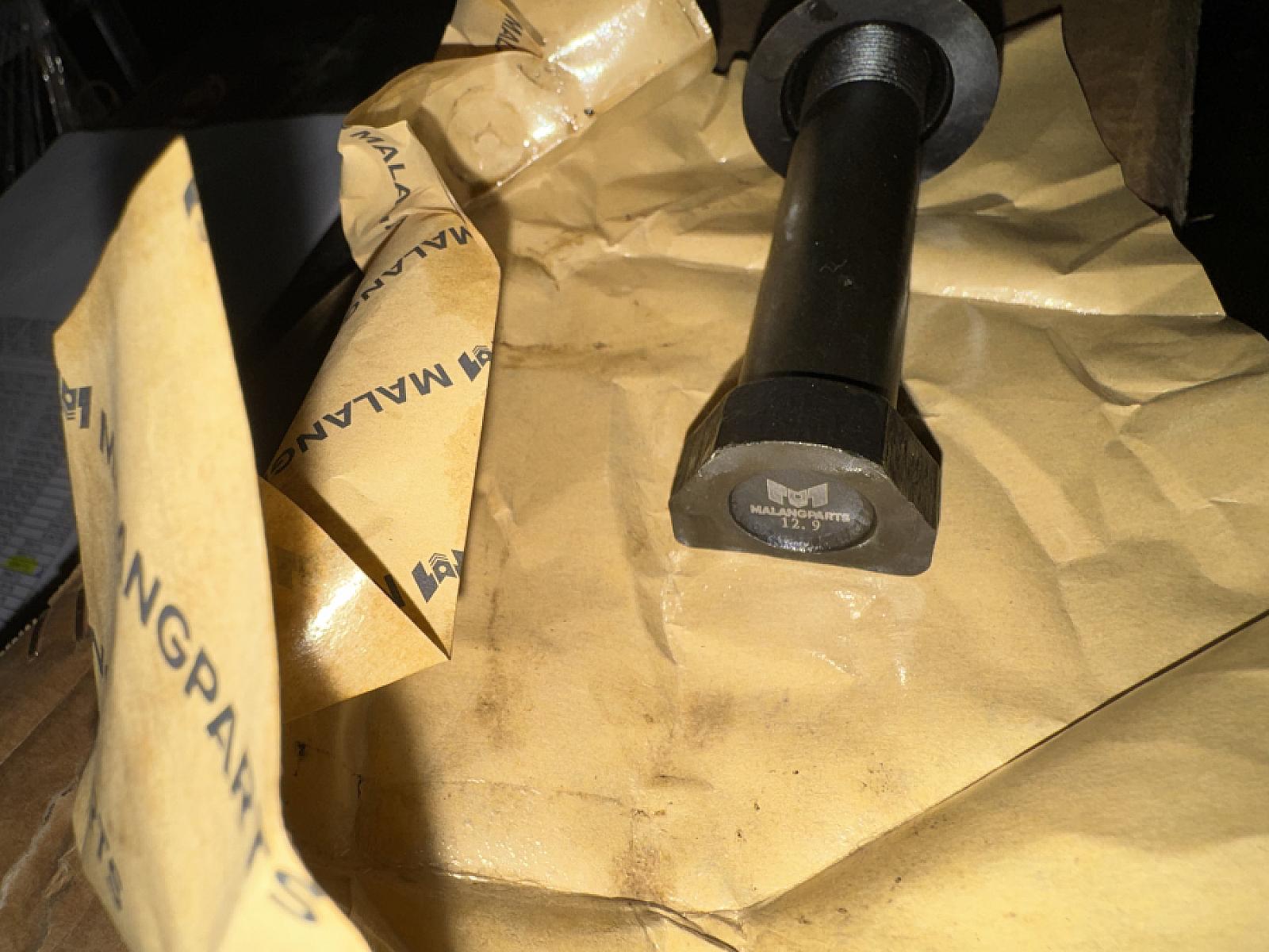 Болт М22x130 колесный задний с гайкой, шпилька, 712W45501-0143