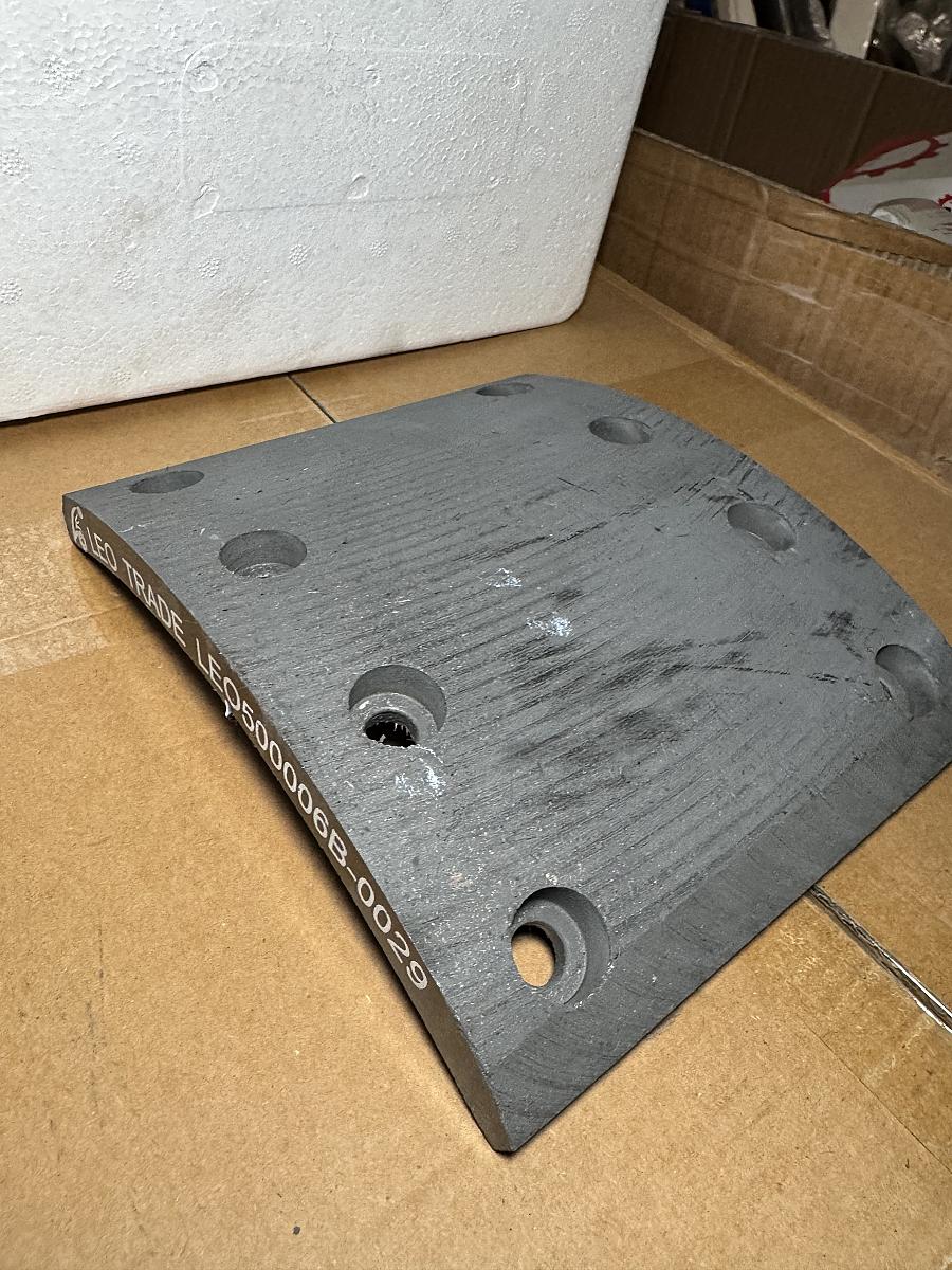 Накладка тормозная передняя (8 отверстий) 160x186 LEO500006B