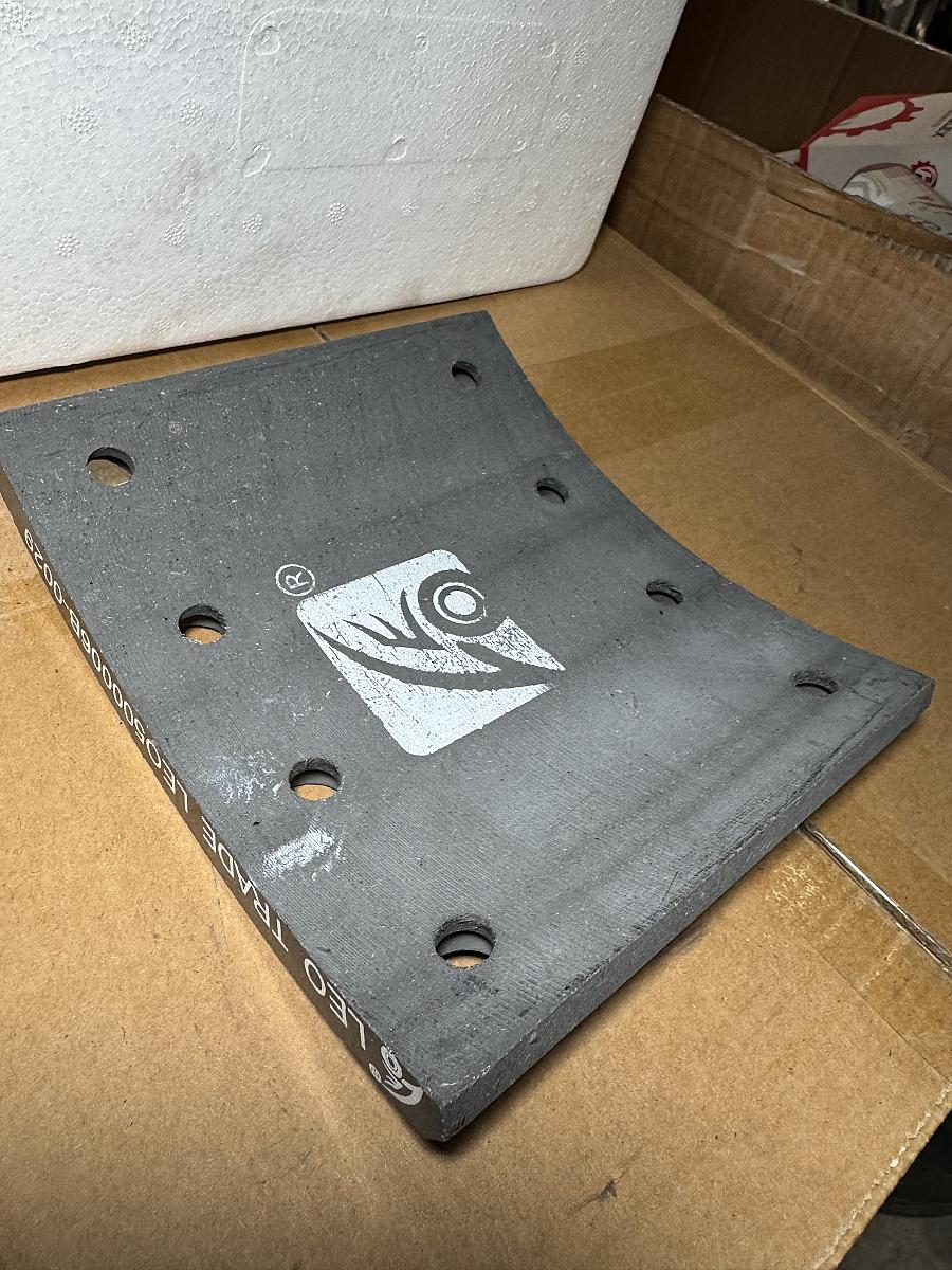 Накладка тормозная передняя (8 отверстий) 160x186 LEO500006B