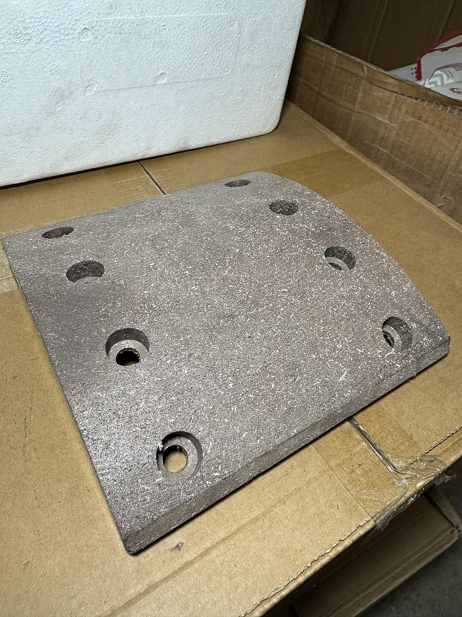 Накладка тормозная задняя WG9200340068 (8 отверстий) (красная) для SINOTRUK HOWO, Shacman F2000, FAW, Beiben, STYER, MAN