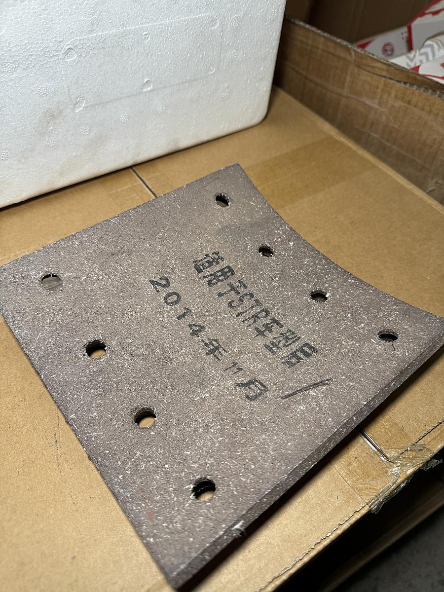 Накладка тормозная задняя WG9200340068 (8 отверстий) (красная) для SINOTRUK HOWO, Shacman F2000, FAW, Beiben, STYER, MAN