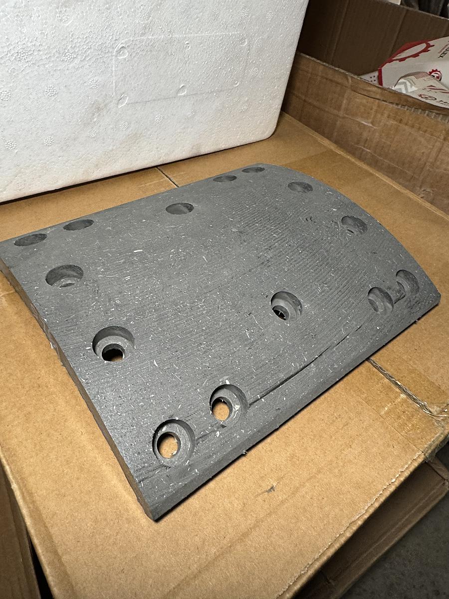 Накладка тормозная задняя AZ9231342068 HOWO A7 (аналог)