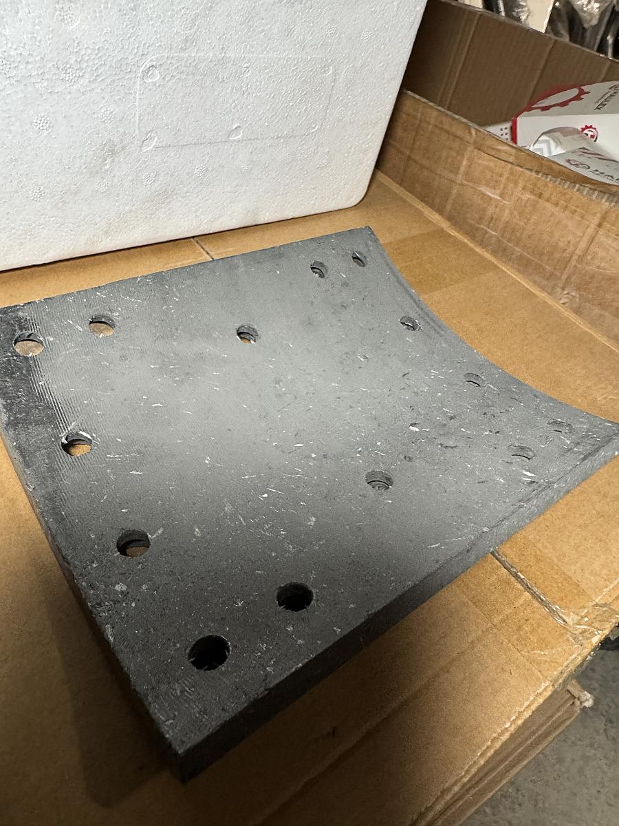 Накладка тормозная задняя AZ9231342068 HOWO A7 (аналог)